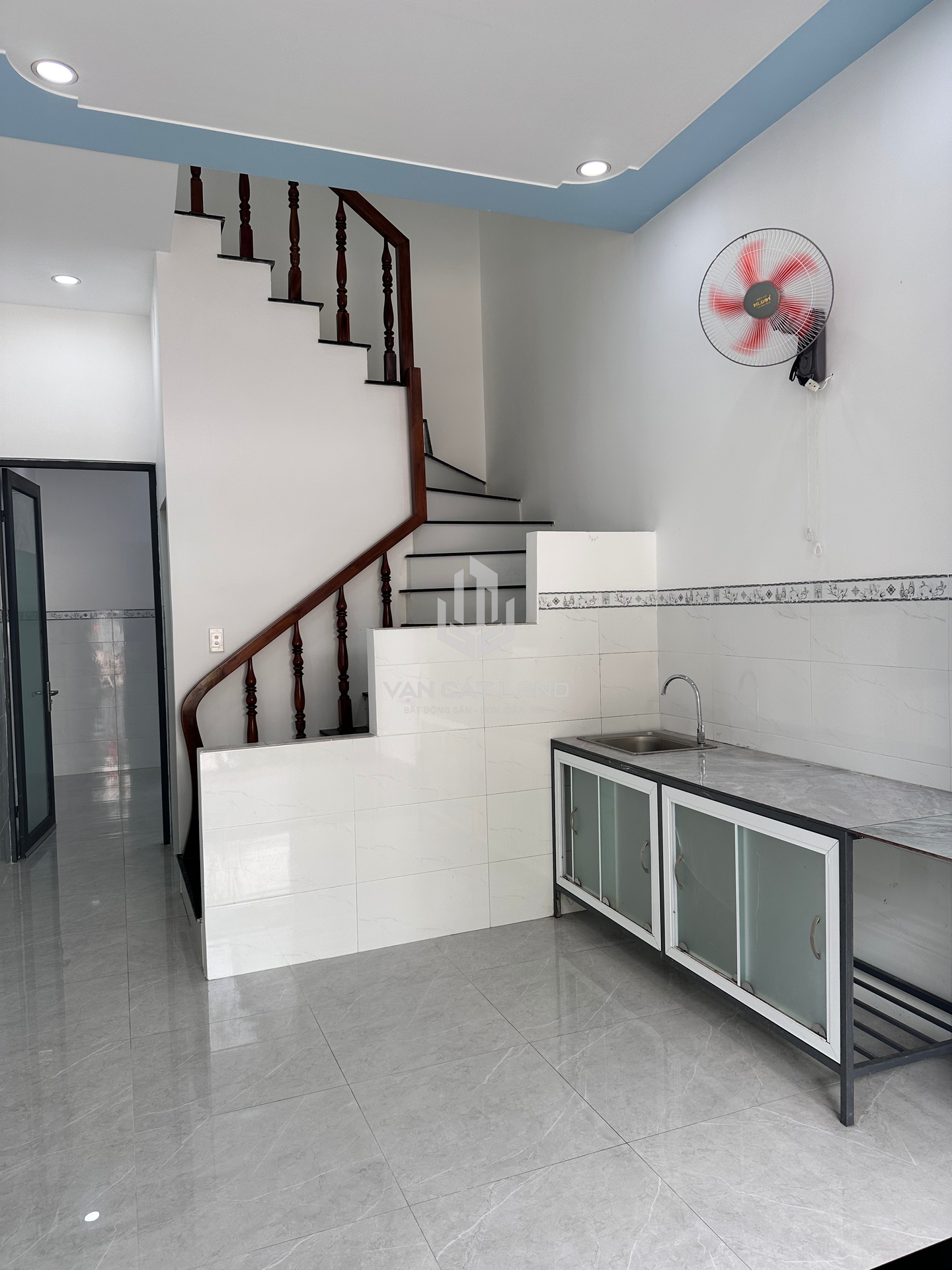 BÁN 3 CĂN NHÀ MỚI XÂY HẺM OTO LÊ LỢI